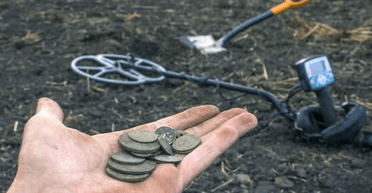 Літній чоловік випадково натрапив на стародавні монети: скільки він може заробити (фото)