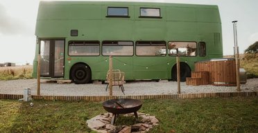 Лондонський двоповерховий автобус перетворили на затишний автодім із джакузі (фото)