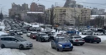Транспортный коллапс в Киеве: из-за непогоды столица стала в пробках (видео)