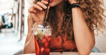 Избегайте любой ценой: 5 обезвоживающих напитков, которых гарантируют быстрое старение