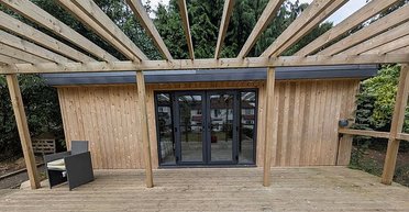 Власти обязали закрыть "суперсарай": семья строит забор для соседей (фото)