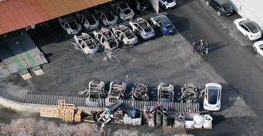 В Риме сгорели 17 автомобилей Tesla: полиция не исключает поджог в знак протеста против Маска