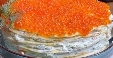 Ефектна закуска на свято: рецепт млинцевого торта з червоною рибою та ікрою