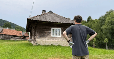 Мужчина купил старый дом в Карпатах: что он увидел внутри (фото)