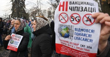 Відбір за Дарвіном. Як мутує коронавірус і чому антиваксери грають на його боці