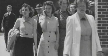 Необычные кадры 1938 года: "путешественницу во времени" заметили со смартфоном в руках