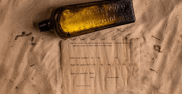 Подружжя знайшло найстаріше у світі послання в пляшці під час прогулянки пляжем (фото)