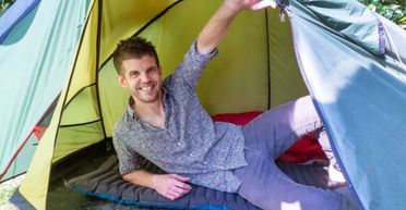 Батько двох дітей ночує в наметі посеред саду, щоб нормально висипатися (фото)