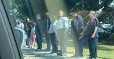 Дочка не могла стримати сліз, коли побачила, що відбулось на похороні її батька (відео)