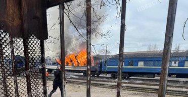 У Миколаєві "Шахед" РФ влучив по пасажирському потягу: перон почорнів від диму, — соцмережі (фото)