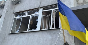 Удар "Шахедами" по Днепру: Филатов показал Илону Маску авто Tesla под грудой кирпичей (фото)