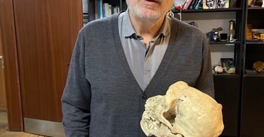 Російського письменника Бориса Акуніна оголосили в розшук