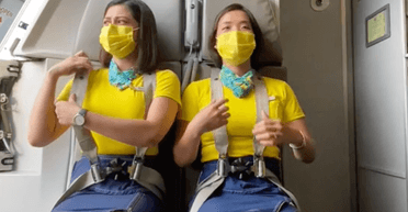 Важлива причина: стюардеса розповіла, чому вони сидять на руках під час зльоту та посадки