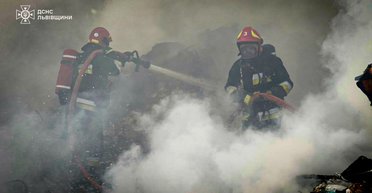 В Киеве и Львове бушуют масштабные пожары: что известно (видео)