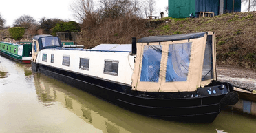 Виглядає "шикарно": подружжя купило старий човен і перетворило його на будинок на воді (відео)