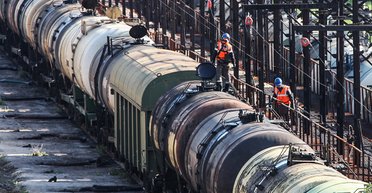 Всем нужен бензин: как и откуда в Украину едет топливо в военное время