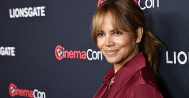 Мінімум косметики: 57-річна Голлі Беррі вийшла на червону доріжку