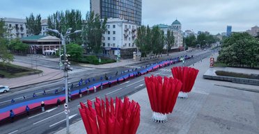 "Іржава вода тричі на тиждень": як живуть у Донецьку після 11 років окупації