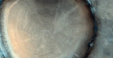 На Марсе обнаружили гигантский "пень" диаметром 8 км (фото)