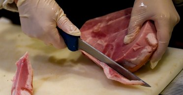 Дорогая буженина: почему в Украине стремительно дорожает мясо и что будет со стоимостью свинины осенью