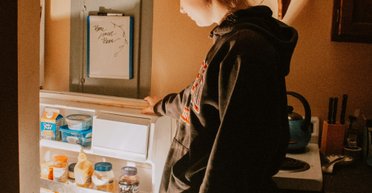 Названы продукты, которые никогда не следует оставлять в дверце холодильника: о чем речь