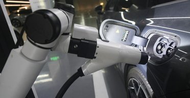 Новый китайский робот может одновременно заряжать электромобили и накачивать шины