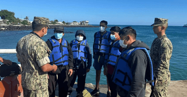 Пили ржавую воду и ели морскую рыбу: спасли рыбаков, которые 55 дней дрейфовали в море