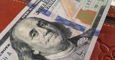 Отпустить, чтобы вернуть. Зачем Нацбанк смягчил ограничения на валютные операции