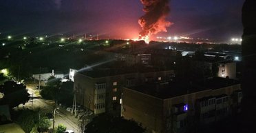 Ростов ночью подвергся массированной атаке: горят два завода ВПК РФ, — соцсети (видео)
