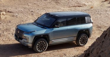 Новейший китайский электровнедорожник умеет парковаться боком (видео)