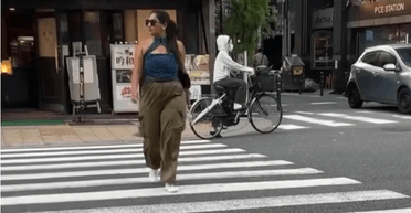 У Японії блогерка пройшла вулицею у білих шкарпетках: результат її вразив (відео)