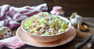 Салат із пекінською капустою, шинкою та огірком: покроковий рецепт