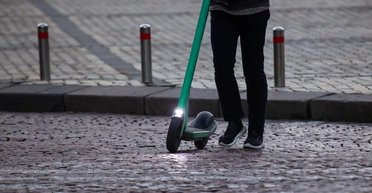 Рада хоче врегулювати правила руху електросамокатів: їздити тротуарами дозволять лише дітям, — ЗМІ