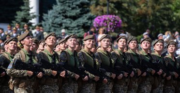 "Починайте із дружини президента". Що думають українки про військовий облік для жінок