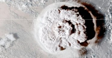 За 15 хвилин до рекордного виверження вулкана Тонга сталося щось дивне