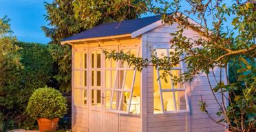 Жінка перетворила сарай на затишний будинок у мініатюрі й більше не платить за газ (фото)