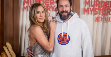 Адам Сэндлер посылает цветы Дженнифер Энистон каждый День матери