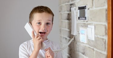 "Она плохая": 4-летний мальчик позвонил в полицию, потому что мама съела его любимую сладость (фото)