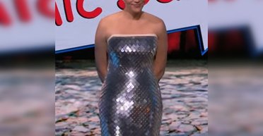 Каждый раз новое: в США представили платье-монитор, которое меняет цвет по нажатию кнопки (видео)