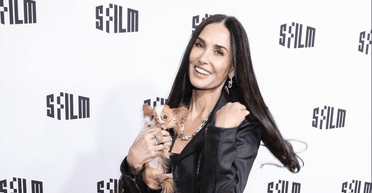 62-річна Демі Мур у розкішній сукні з декольте вийшла на публіку (фото)