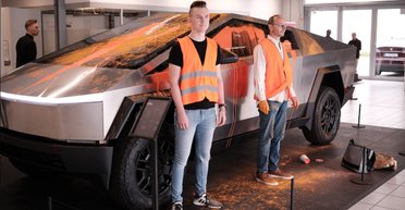 "Не можемо собі дозволити": екоактивісти облили фарбою Tesla Cybertruck у Гамбурзі (фото)