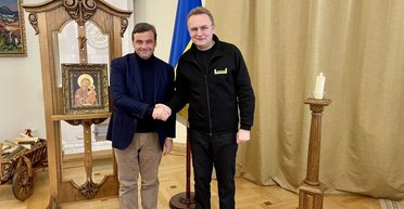 Итальянский политик, раскритиковавший россиянку Захарову, набил себе татуировку с гербом Украины (фото)