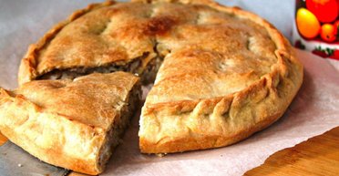 Ситний пиріг із рисом і рибою: як приготувати страву з бездріжджового тіста