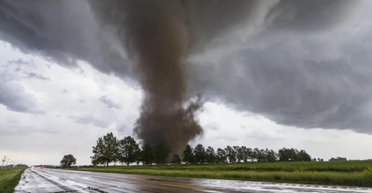 Найсміливіший кур'єр: у США жінка доставила посилки клієнтам під час торнадо (відео)