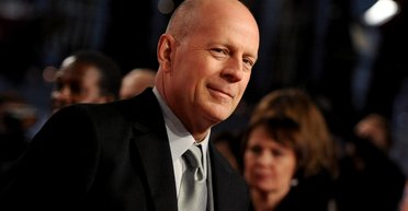 Тяжелобольной Брюс Уиллис был замечен на редкой прогулке в Лос-Анджелесе (фото)