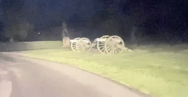 Дивний туман: сім'я помітила солдатів-привидів, які бігли старим полем бою (фото)