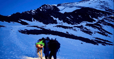 На высоте 4500 м: спасатели эвакуировали с горы мужчин, которых чуть не убила молния (фото)