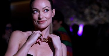 Гламурний образ: Олівія Вайлд у шикарній сукні відвідала виставку Tiffany & Co в Токіо (фото)