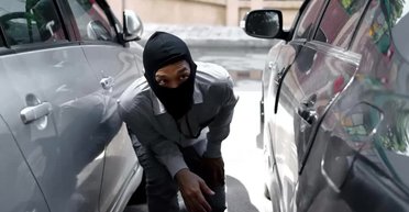 Сэкономил 200 долларов: "путешественник" угнал 8 машин, чтобы не платить за авиабилеты (фото)