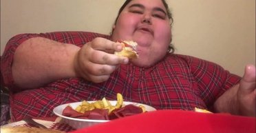 Зірка ТікТок, який переїдав на камеру, помер від ожиріння у 24 роки (відео)